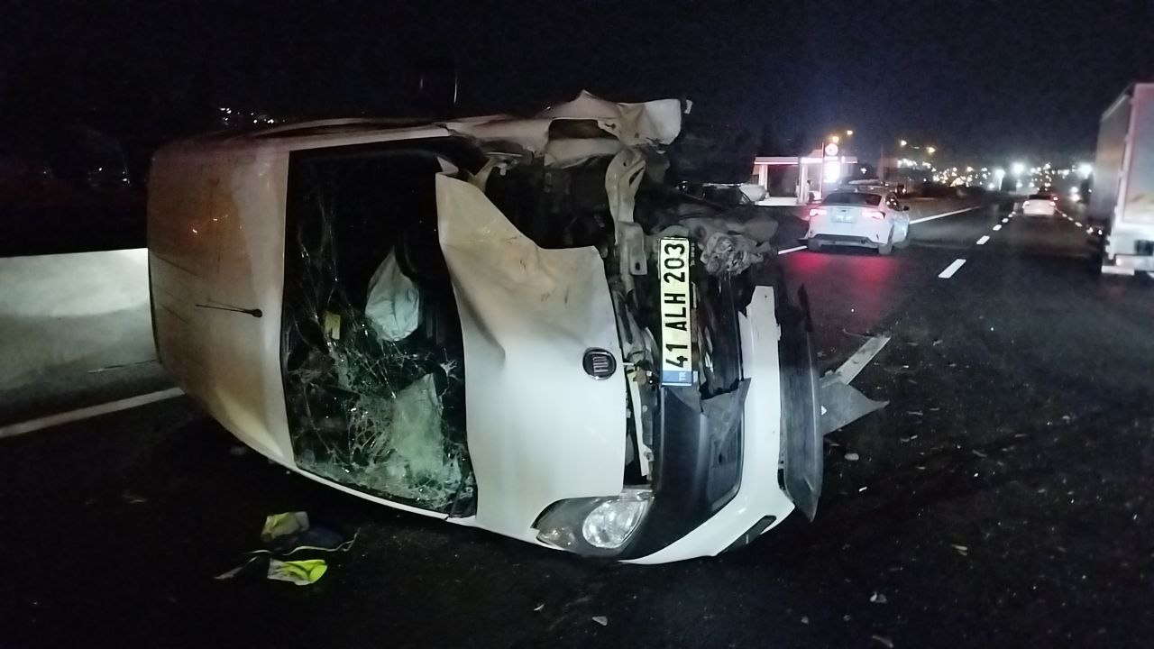 Dilovası’nda Lastik Patlayan Araç Dehşet Saçtı! 2 Çocuk Yaralı (4)