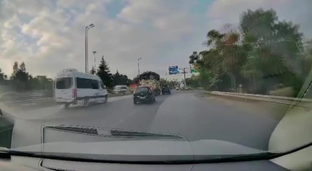 Gebze’de Ana Yola Çıkmak İsteyen Otomobil Demir Bariyerlere Çarptı (1)