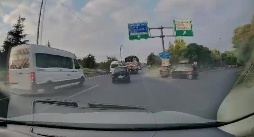 Gebze’de Ana Yola Çıkmak İsteyen Otomobil Demir Bariyerlere Çarptı (3)