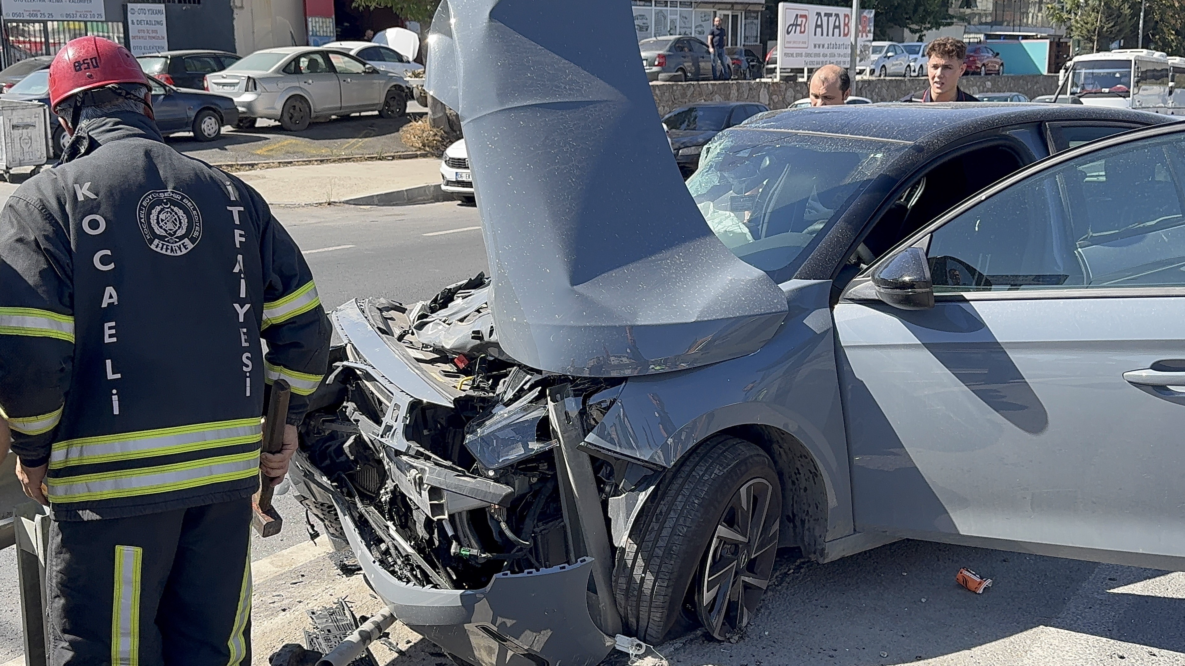 Gebze’de Otomobil Bariyere Girdi 2 Yaralı 2