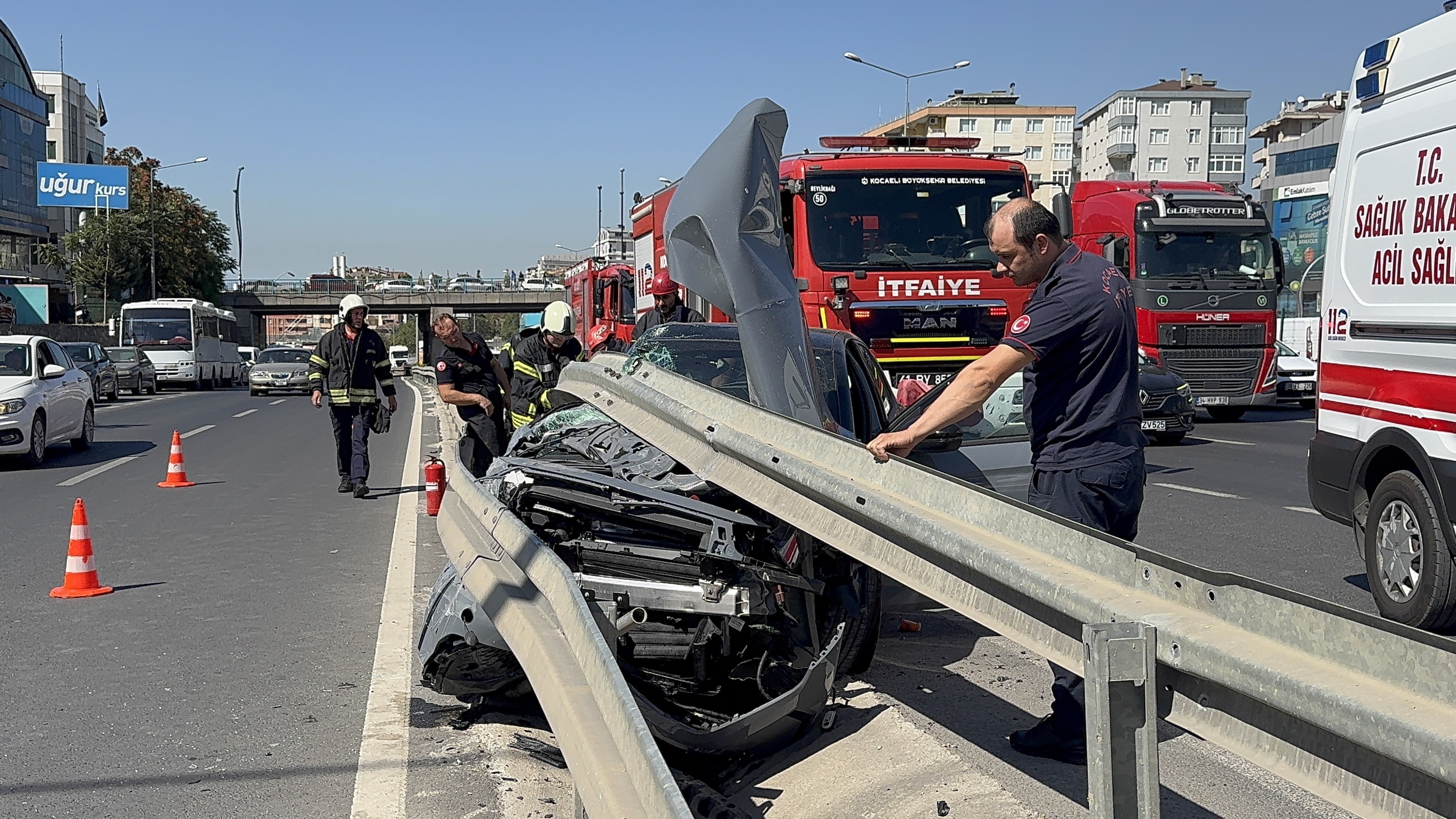 Gebze’de Otomobil Bariyere Girdi 2 Yaralı