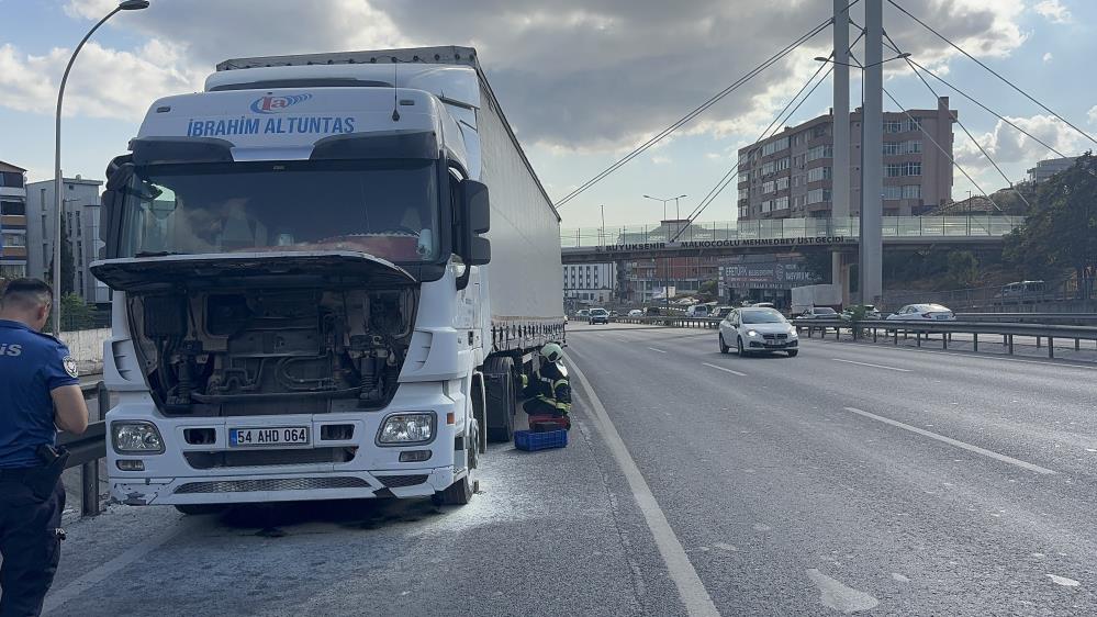 Gebze’de Seyir Halindeki Tır Alev Aldı (2)