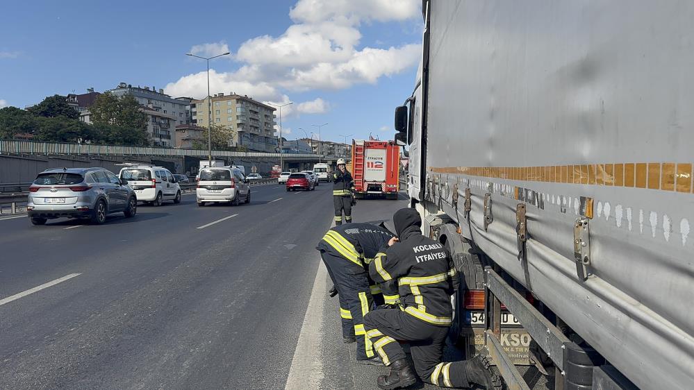 Gebze’de Seyir Halindeki Tır Alev Aldı (3)