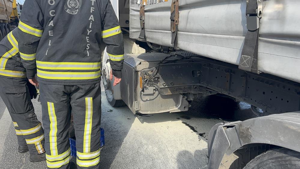 Gebze’de Seyir Halindeki Tır Alev Aldı (4)