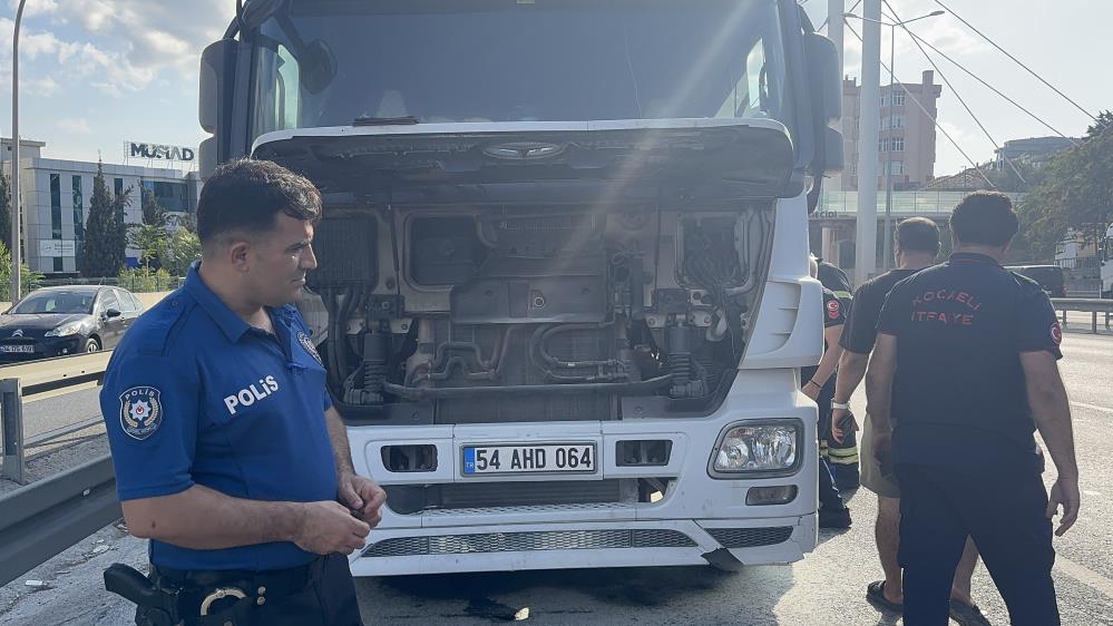 Gebze’de Seyir Halindeki Tır Alev Aldı (5)