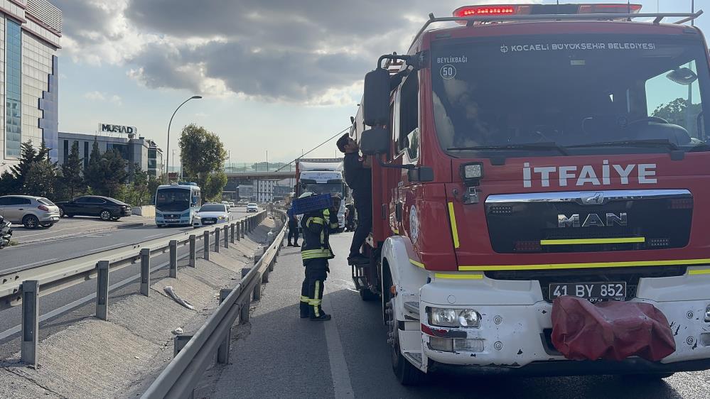Gebze’de Seyir Halindeki Tır Alev Aldı (6)