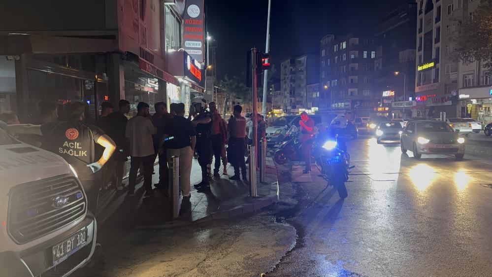 Gebze’de Sokak Ortasında Bıçaklı Kavga Yaralı Ve Zanlı Firarda (1)