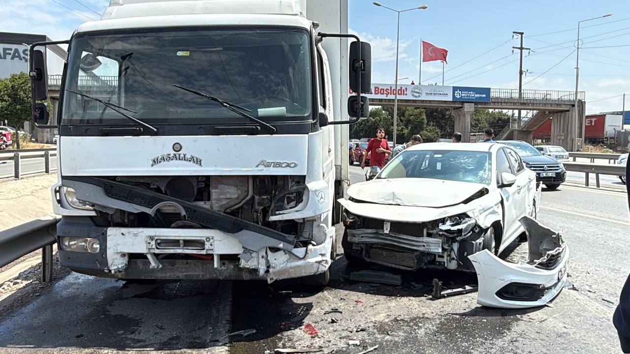Gebze'de Zincirleme Trafik Kazası! 2 Kişi Yaralandı (1)