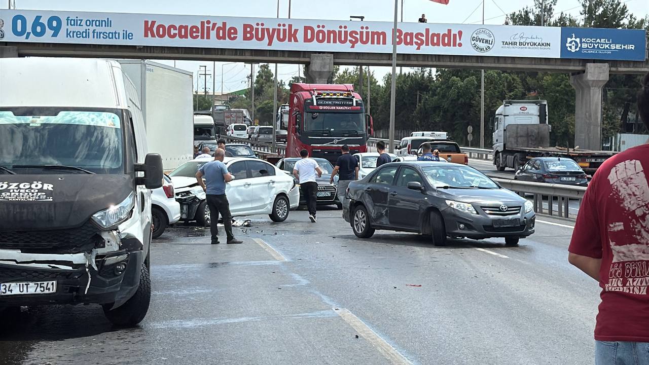 Gebze'de Zincirleme Trafik Kazası! 2 Kişi Yaralandı (2)