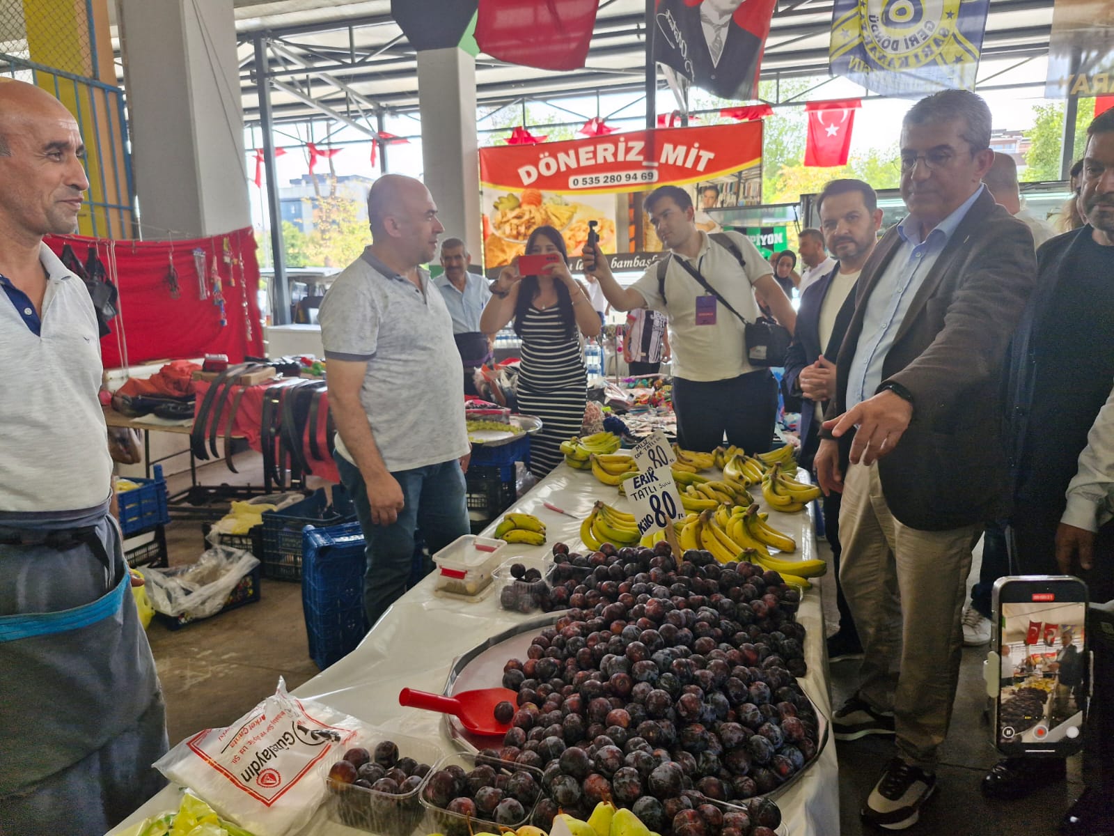 Gökhan Günaydın, İzmit Perşembe Pazarını Ziyaret Etti! “Mazot 55 Lira, Vatandaş Alışveriş Yapamıyor” (1)