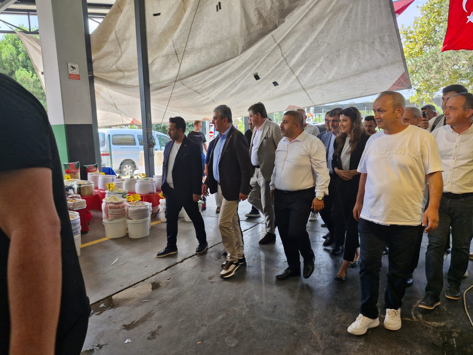 Gökhan Günaydın, İzmit Perşembe Pazarını Ziyaret Etti! “Mazot 55 Lira, Vatandaş Alışveriş Yapamıyor” (3)