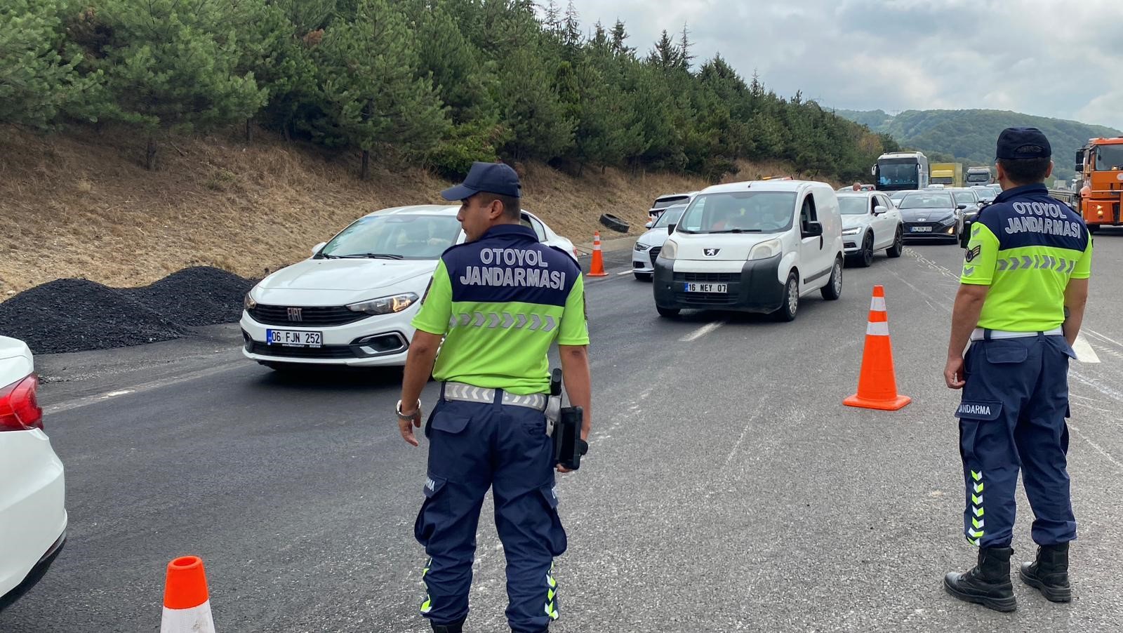 İstanbul İstikameti 2 Saat Kapalı Kaldı Asfalt Yüklü Kamyon Devrildi (1)