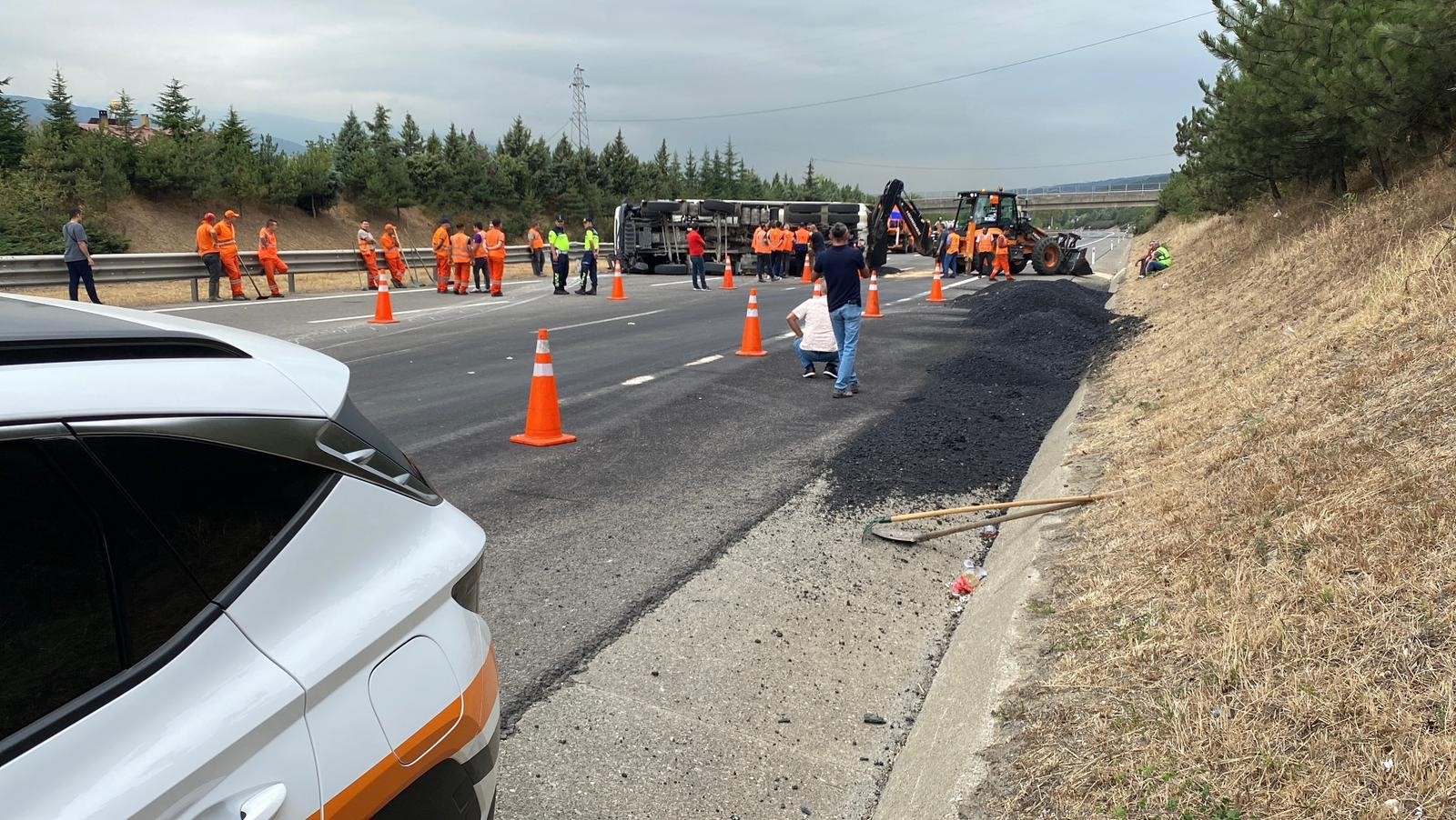 İstanbul İstikameti 2 Saat Kapalı Kaldı Asfalt Yüklü Kamyon Devrildi (4)