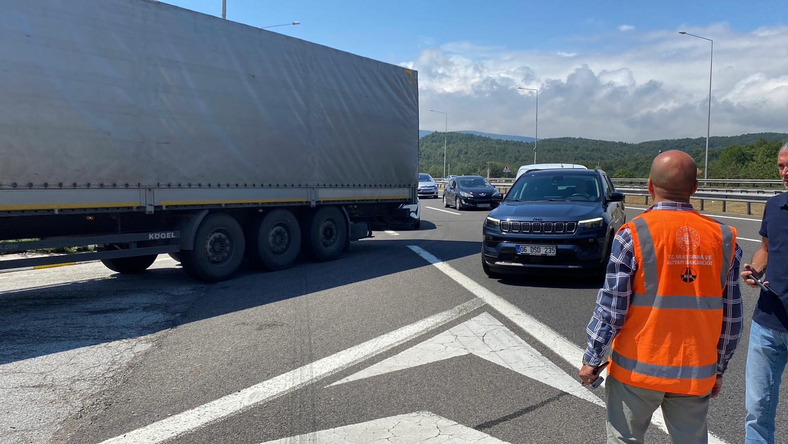 İstanbul İstikameti 2 Saat Kapalı Kaldı Asfalt Yüklü Kamyon Devrildi (7)