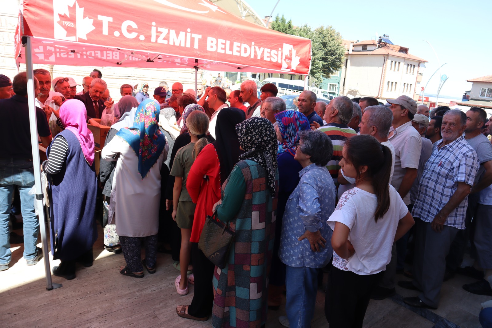 İzmit Belediyesi’nden Akmeşe’de Fide Desteği (3)