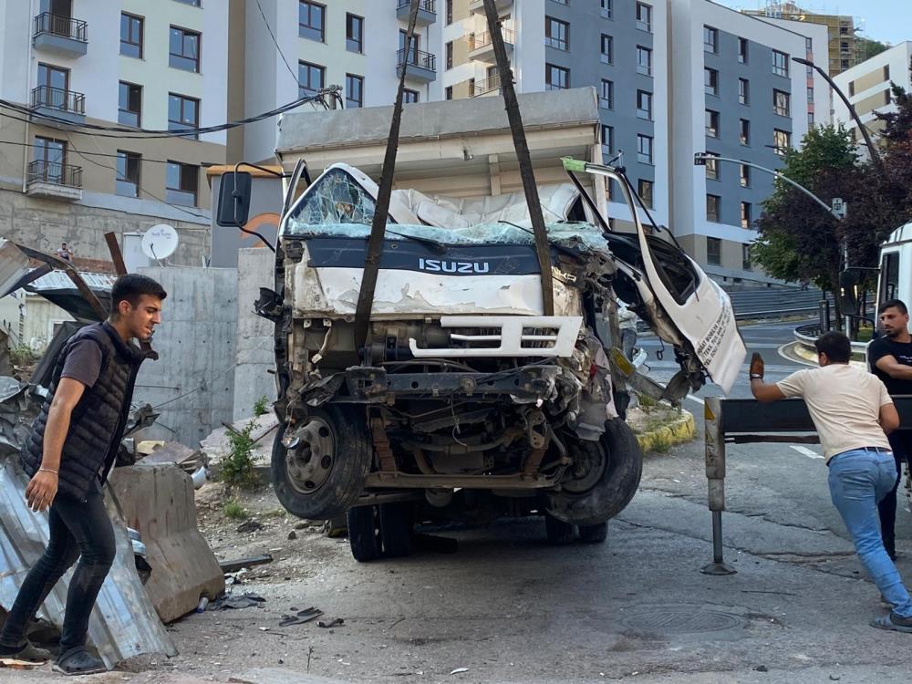 İzmit’te Kamyonet Rampada Kontrolden Çıktı! Sürücü Araçta Sıkıştı (2)-1