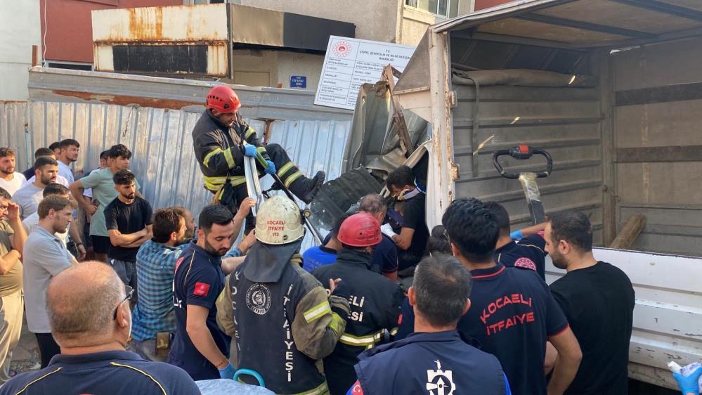 İzmit’te Kamyonet Rampada Kontrolden Çıktı! Sürücü Araçta Sıkıştı (4)