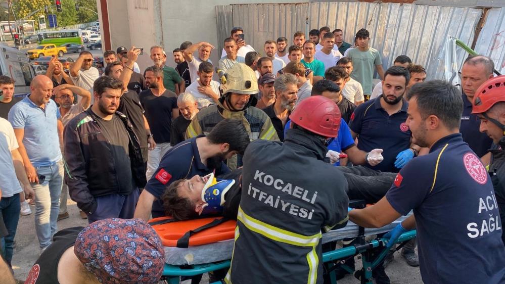 İzmit’te Kamyonet Rampada Kontrolden Çıktı! Sürücü Araçta Sıkıştı (5)