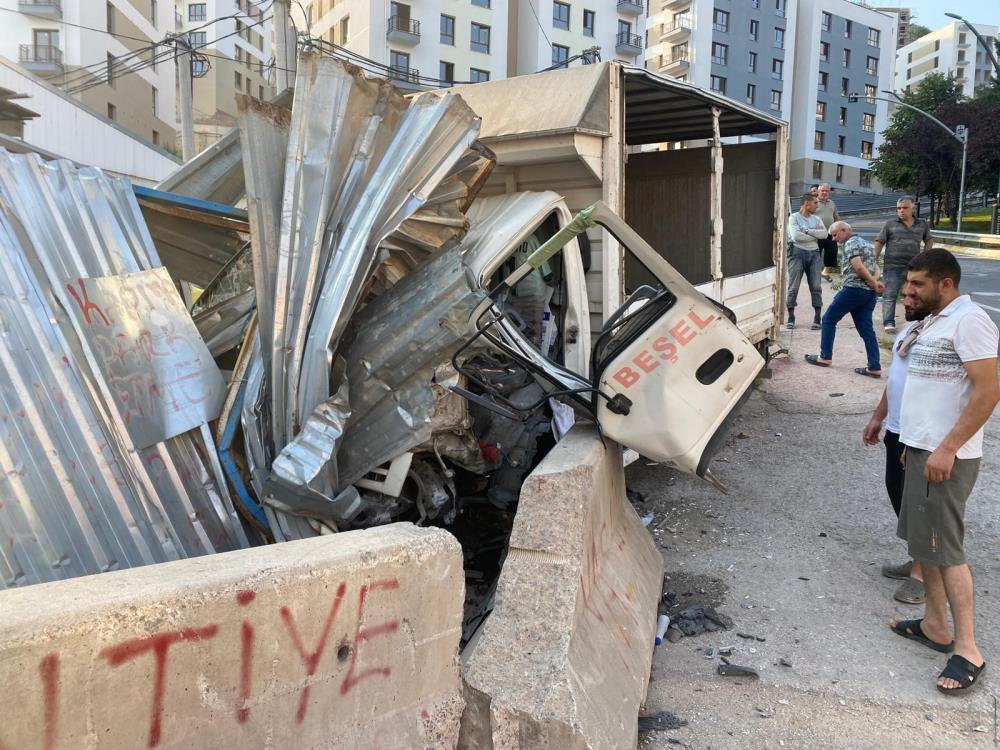 İzmit’te Kamyonet Rampada Kontrolden Çıktı! Sürücü Araçta Sıkıştı (6)
