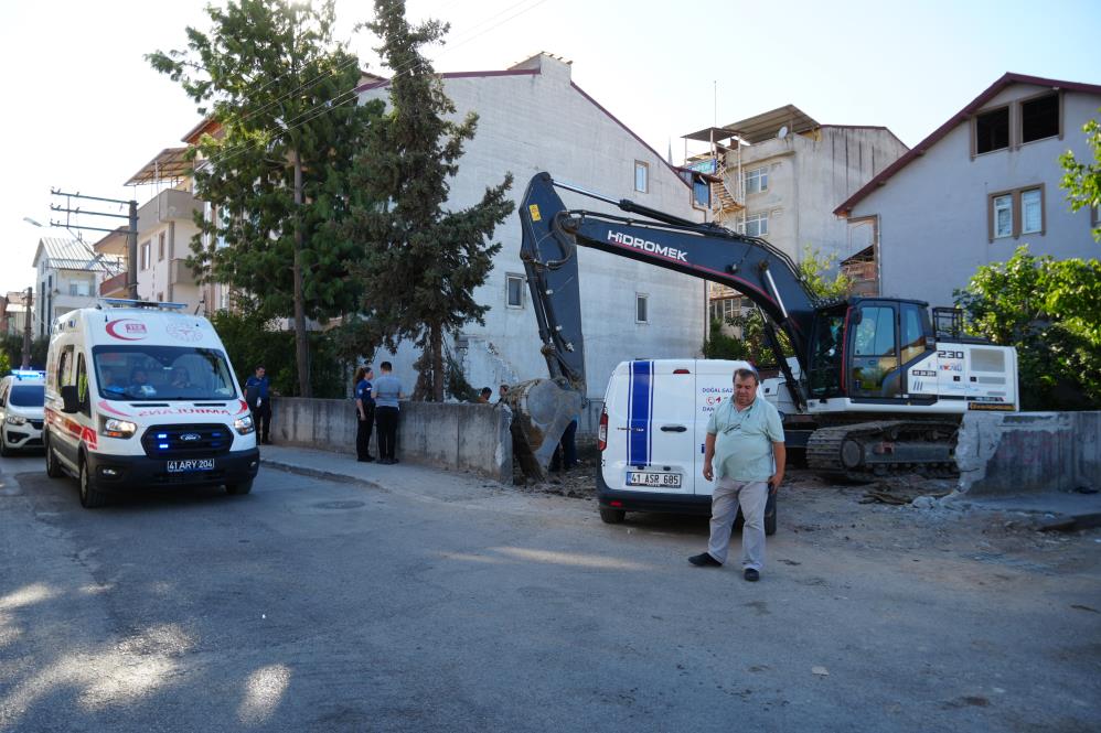 İzmit’te Kazı Çalışması Sırasında Doğal Gaz Borusu Delindi (4)