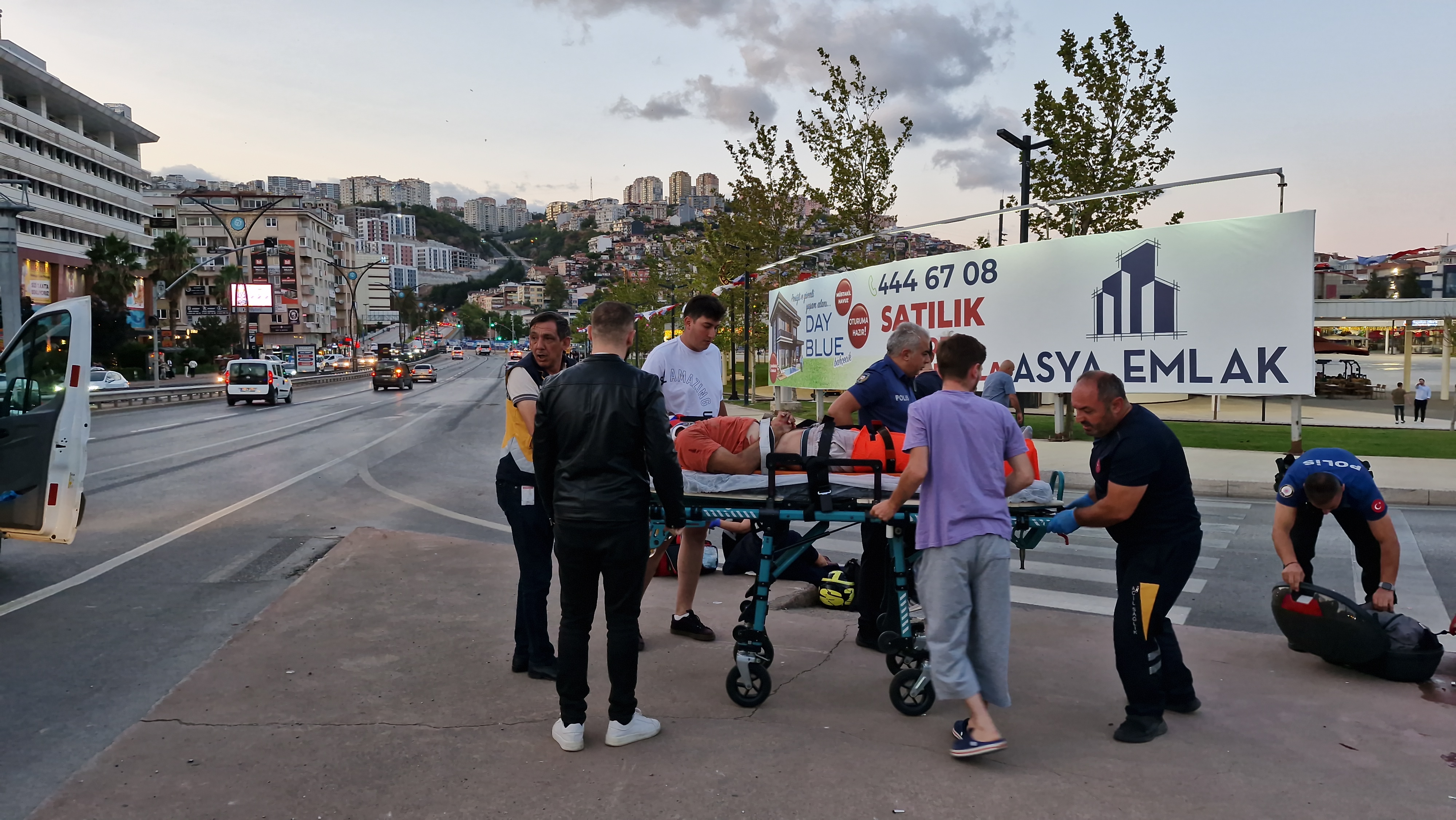 İzmit’te Motosiklet Trafik Levhasına Çarptı 2 Yaralı (2)