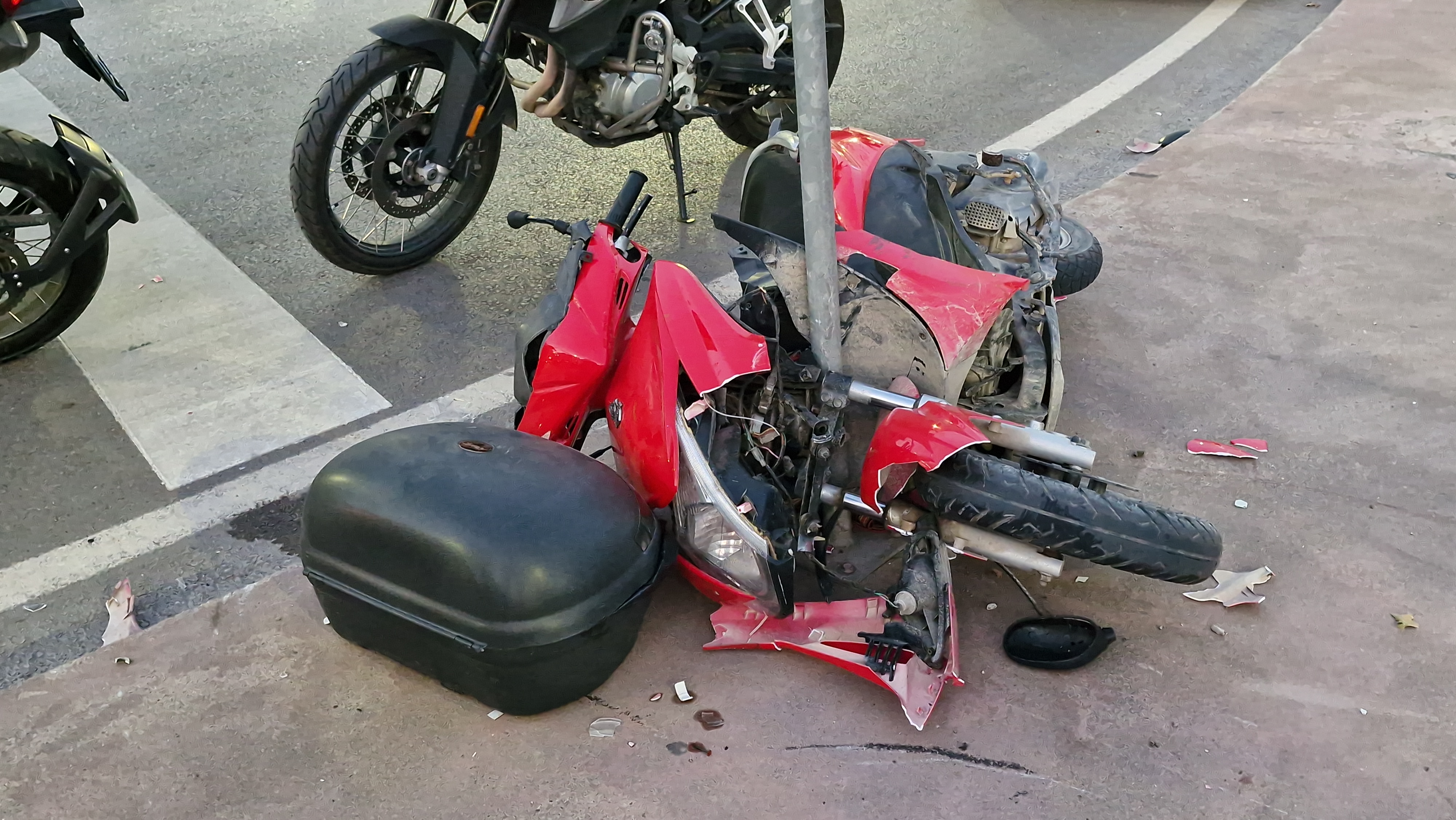 İzmit’te Motosiklet Trafik Levhasına Çarptı 2 Yaralı (3)