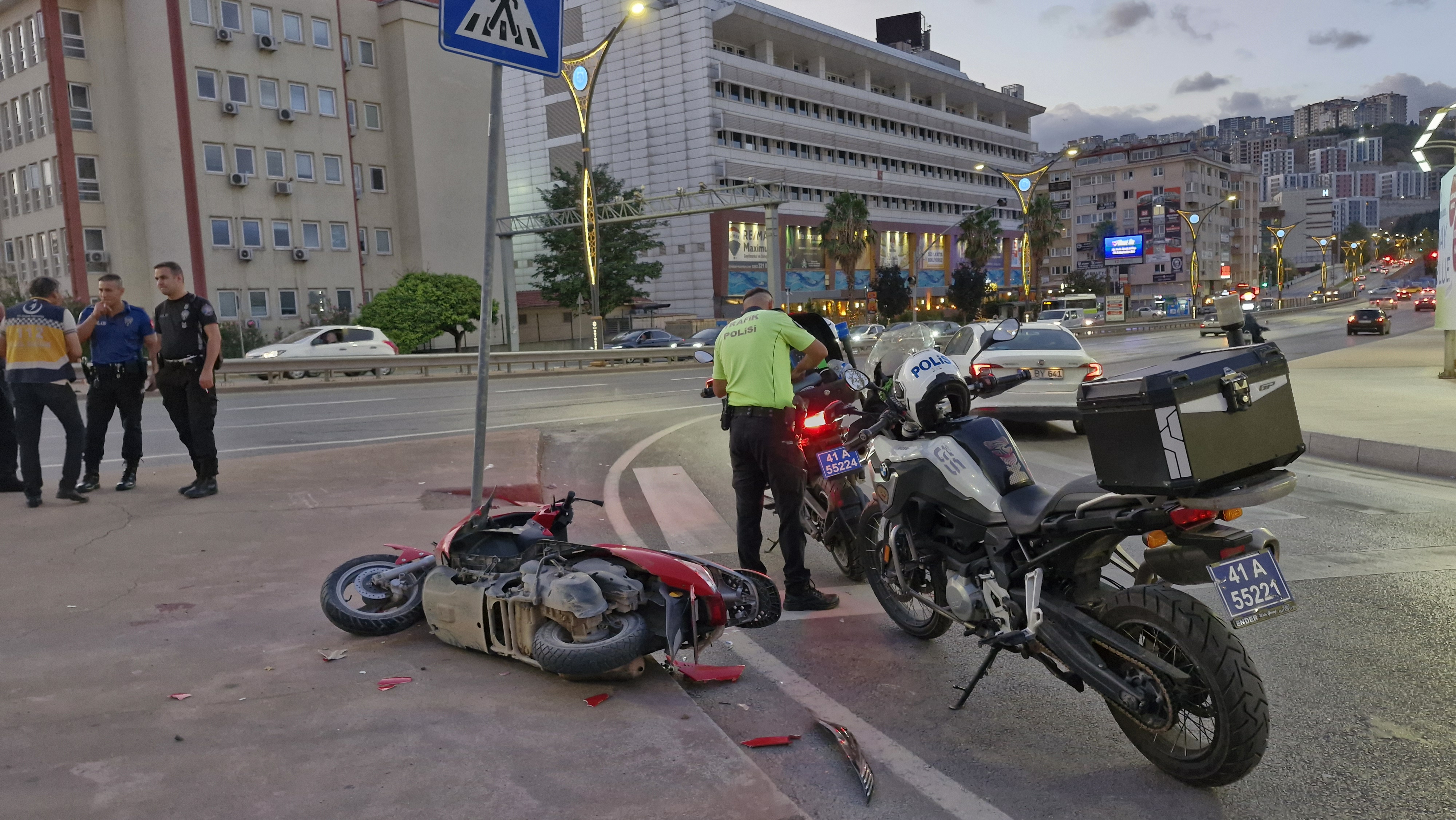 İzmit’te Motosiklet Trafik Levhasına Çarptı 2 Yaralı (4)