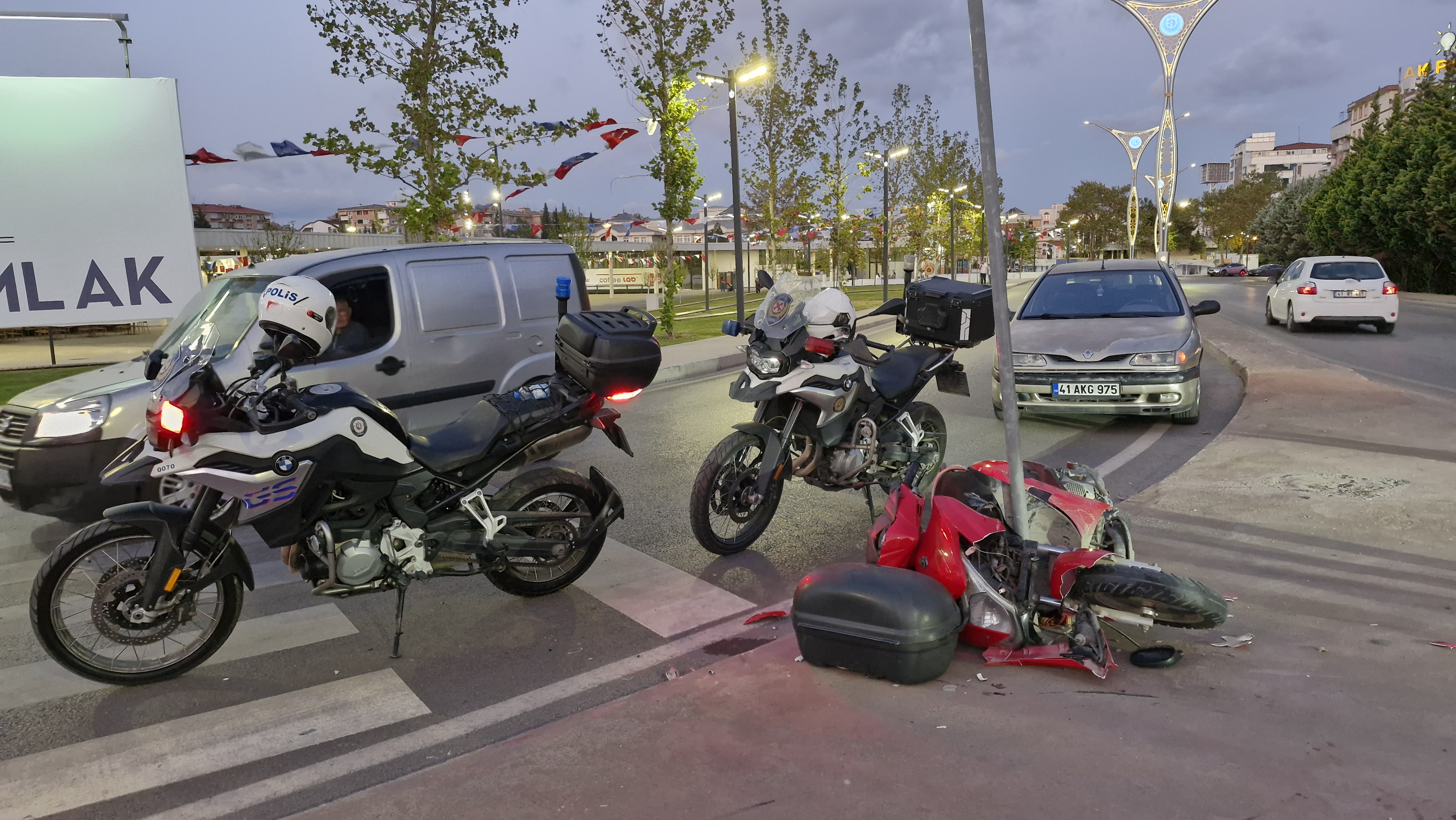 İzmit’te Motosiklet Trafik Levhasına Çarptı 2 Yaralı (5)