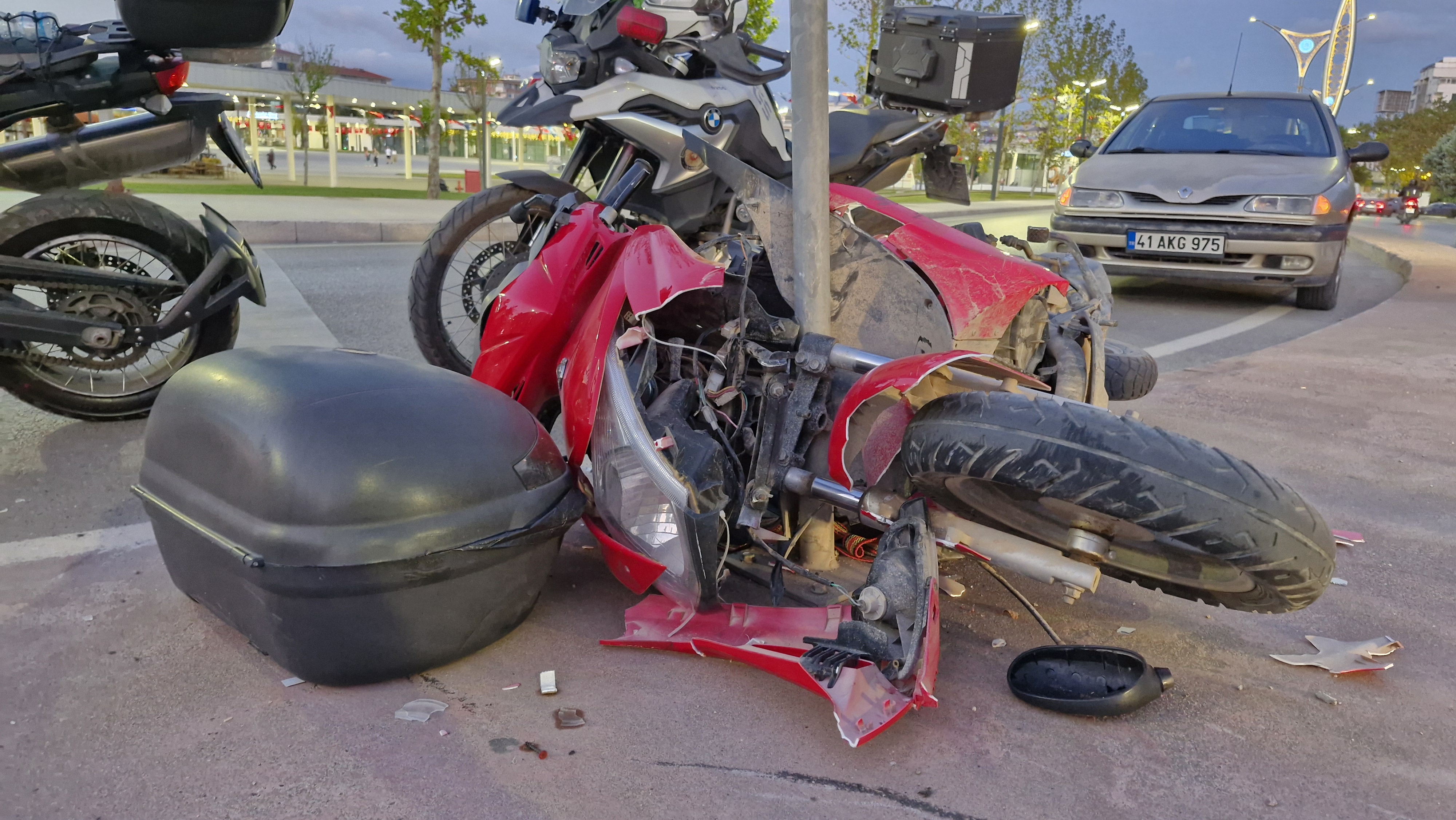 İzmit’te Motosiklet Trafik Levhasına Çarptı 2 Yaralı (6)