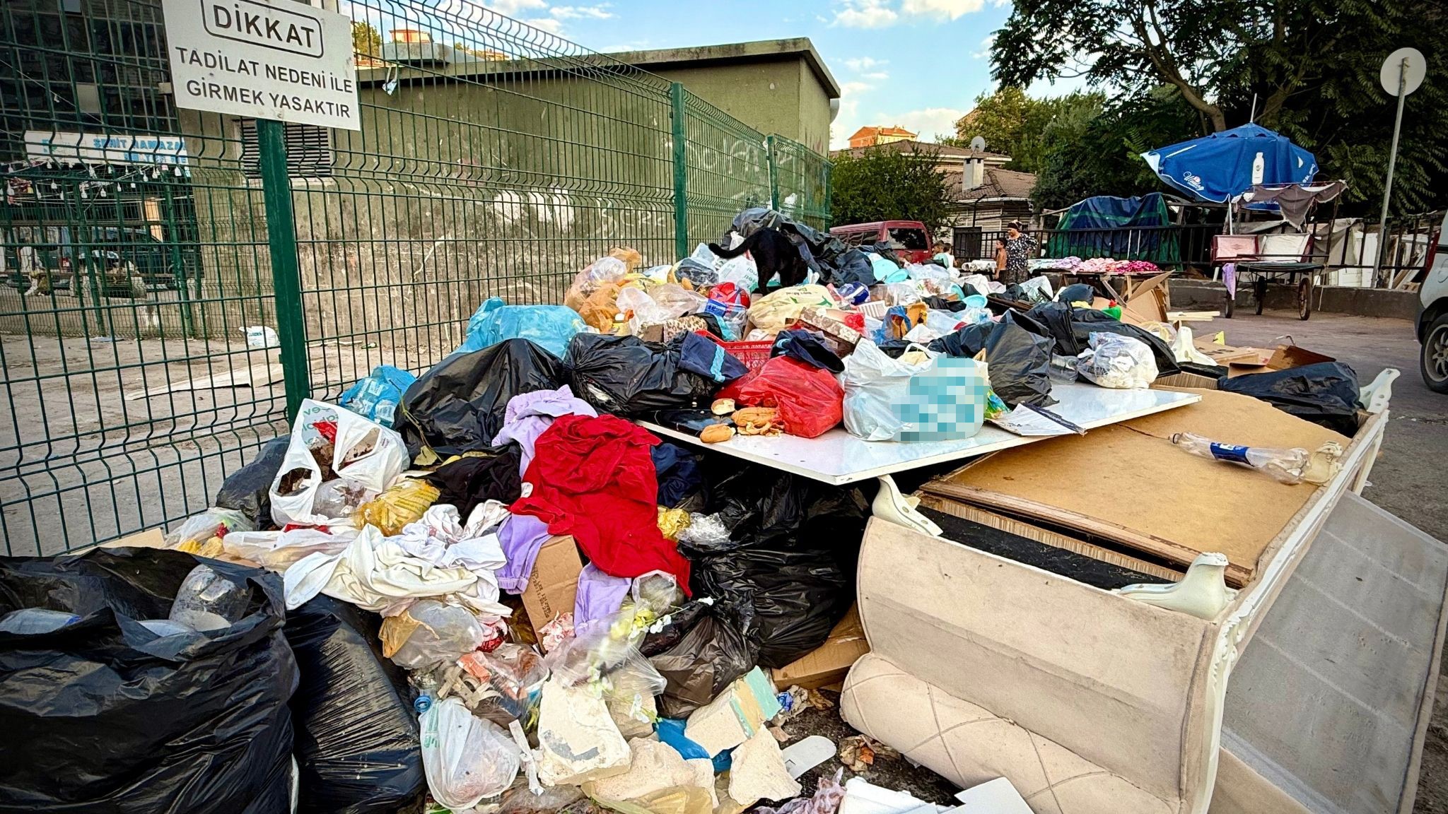 İzmit’teki Çöp Yığınları Vatandaşlara Zor Anlar Yaşatıyor (3)