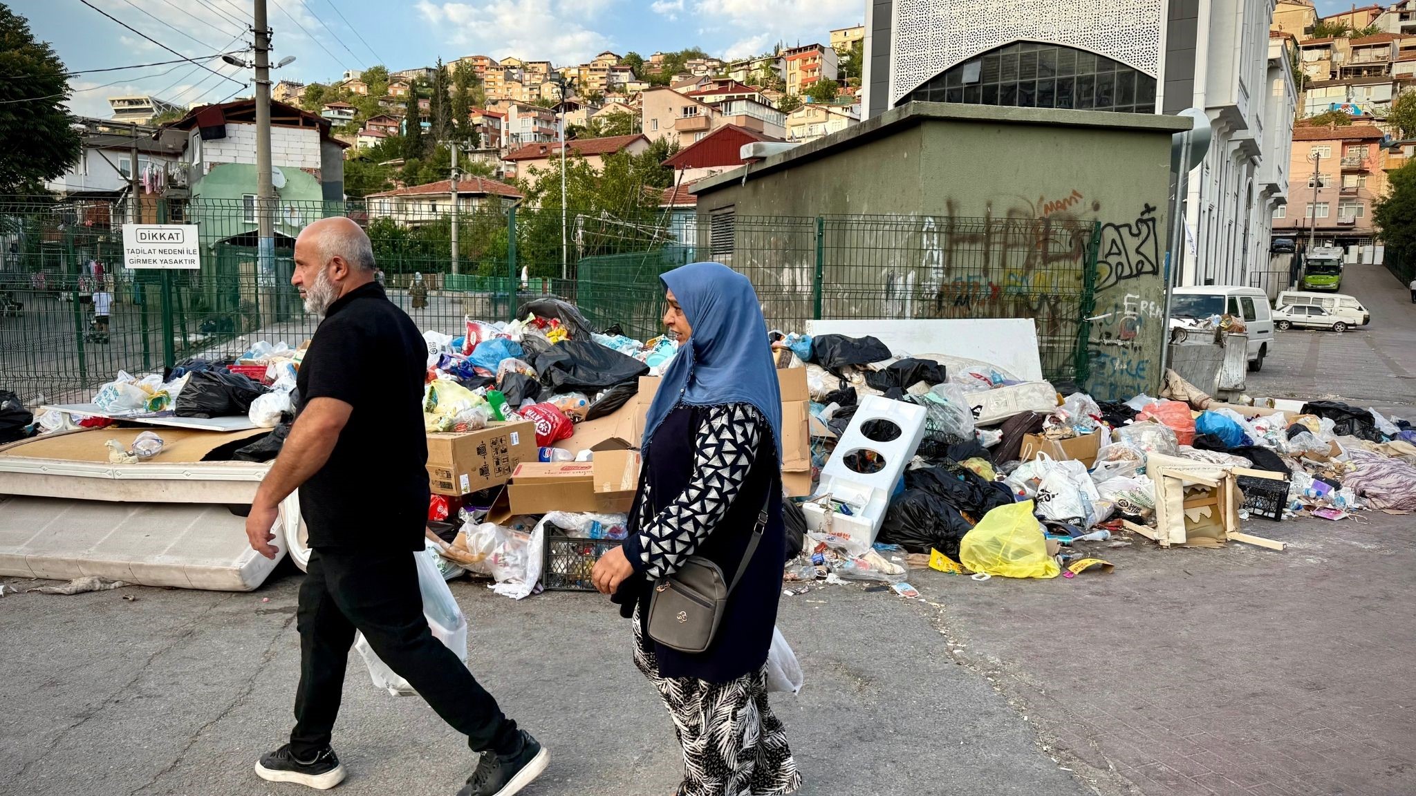 İzmit’teki Çöp Yığınları Vatandaşlara Zor Anlar Yaşatıyor (6)