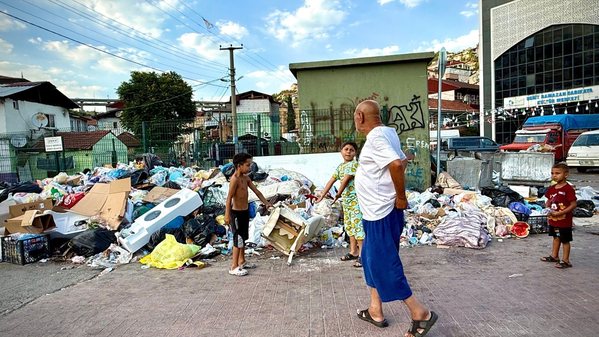 İzmit’teki Çöp Yığınları Vatandaşlara Zor Anlar Yaşatıyor (7)