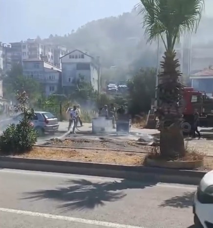 Kamyonetin Kasasındaki Saman Balyaları Alev Aldı! (1)