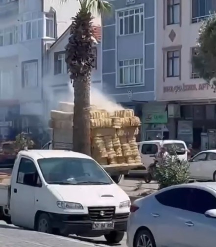 Kamyonetin Kasasındaki Saman Balyaları Alev Aldı! (2)