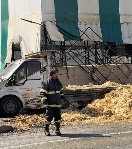 Kamyonetin Kasasındaki Saman Balyaları Alev Aldı! (4)