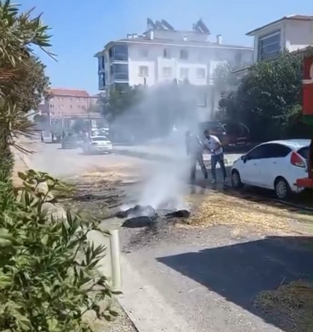 Kamyonetin Kasasındaki Saman Balyaları Alev Aldı! (5)