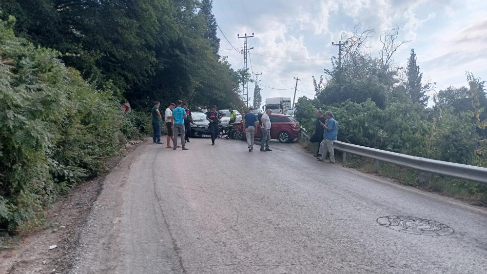 Karamürsel’de Feci Kaza 2 Otomobil Çarpıştı, 4 Yaralı (1)