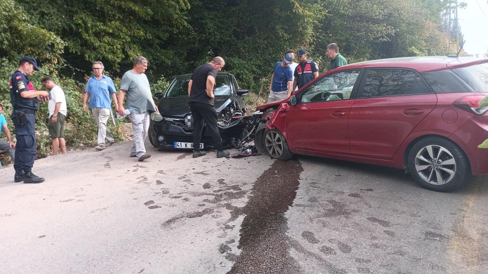 Karamürsel’de Feci Kaza 2 Otomobil Çarpıştı, 4 Yaralı (4)