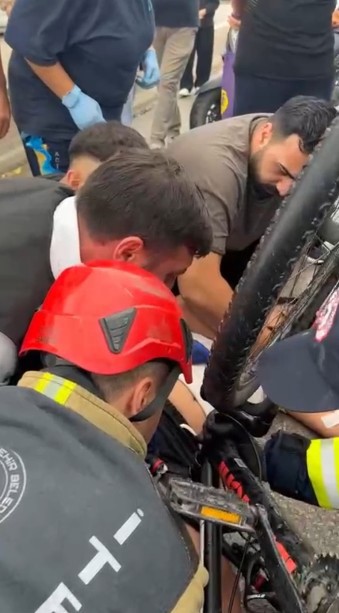 Kartepe'de Korkutan Kaza! Küçük Çocuğun Bacağına Bisiklet Direksiyonu Saplandı (2)