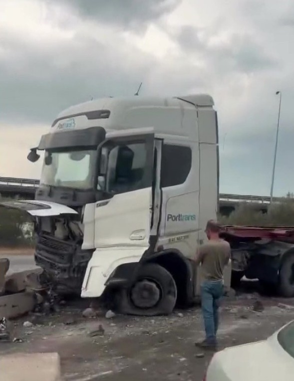 Kocaeli D 100’De Tır Bariyerlere Girdi! 02