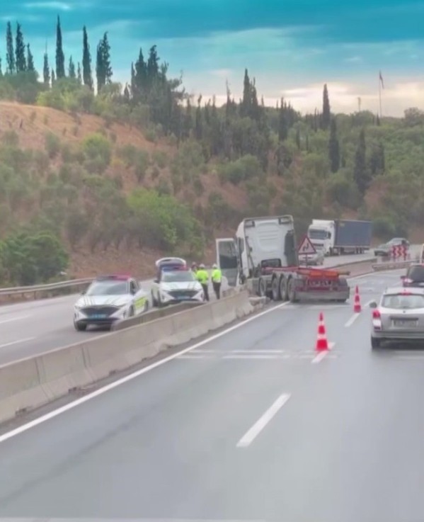 Kocaeli D 100’De Tır Bariyerlere Girdi! 03