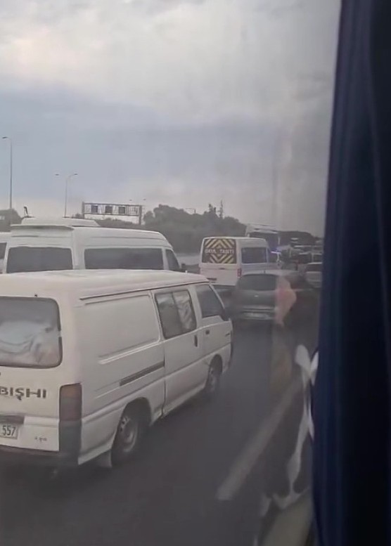 Kocaeli D 100’De Tır Bariyerlere Girdi! 04