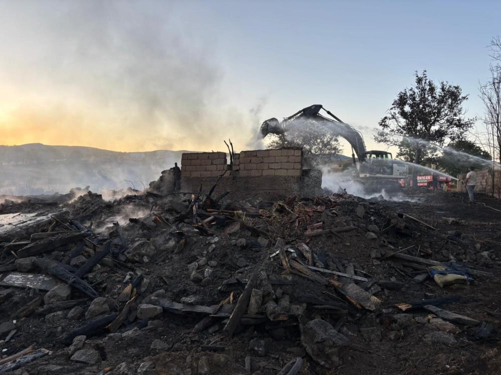 Kocaeli’de İkamet Eden Ailenin Bolu’daki Baba Yadigarı Evi Küle Döndü (4)
