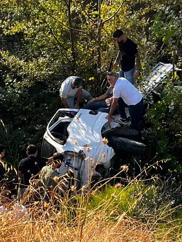 Kocaeli’de Kamyonet Ağaçlık Alana Uçtu! 1 Yaralı 01