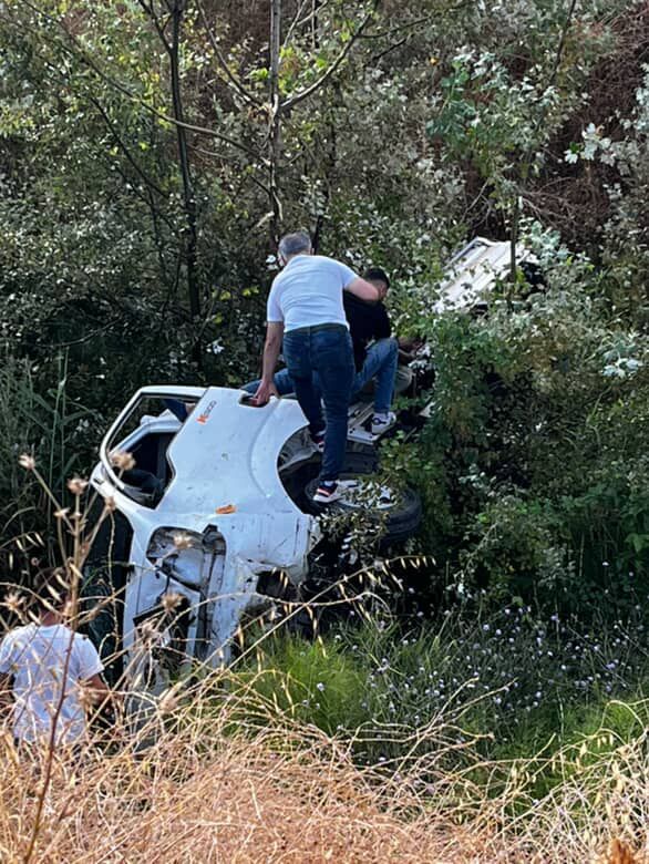 Kocaeli’de Kamyonet Ağaçlık Alana Uçtu! 1 Yaralı 02