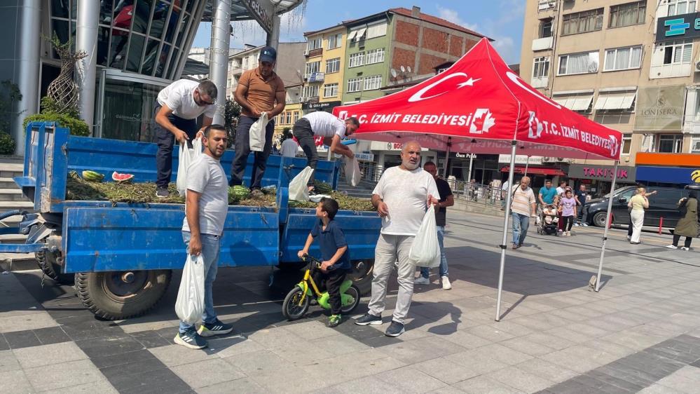 Kocaeli’de Örnek Dayanışma Bir Kamyon Karpuz Vatandaşa Ücretsiz Dağıtıldı (1)