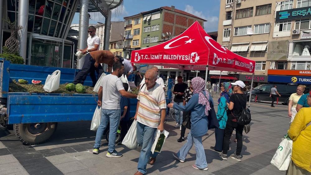 Kocaeli’de Örnek Dayanışma Bir Kamyon Karpuz Vatandaşa Ücretsiz Dağıtıldı (3)