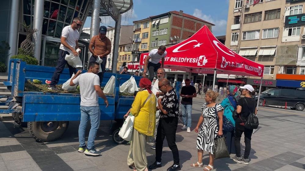 Kocaeli’de Örnek Dayanışma Bir Kamyon Karpuz Vatandaşa Ücretsiz Dağıtıldı (4)