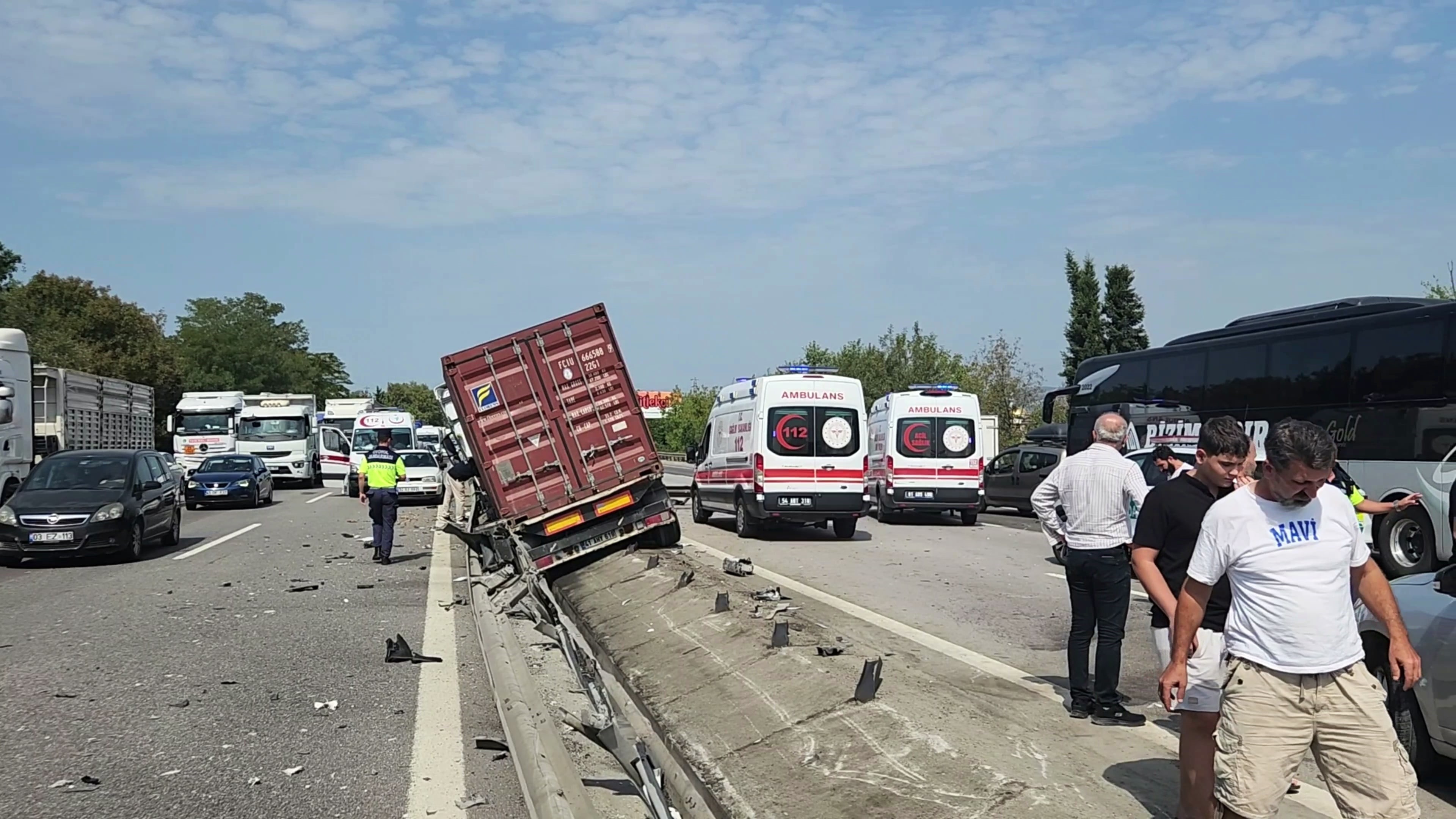 Kontrolden Çıkan Tır, Bariyerleri Yola Saçtı (2)