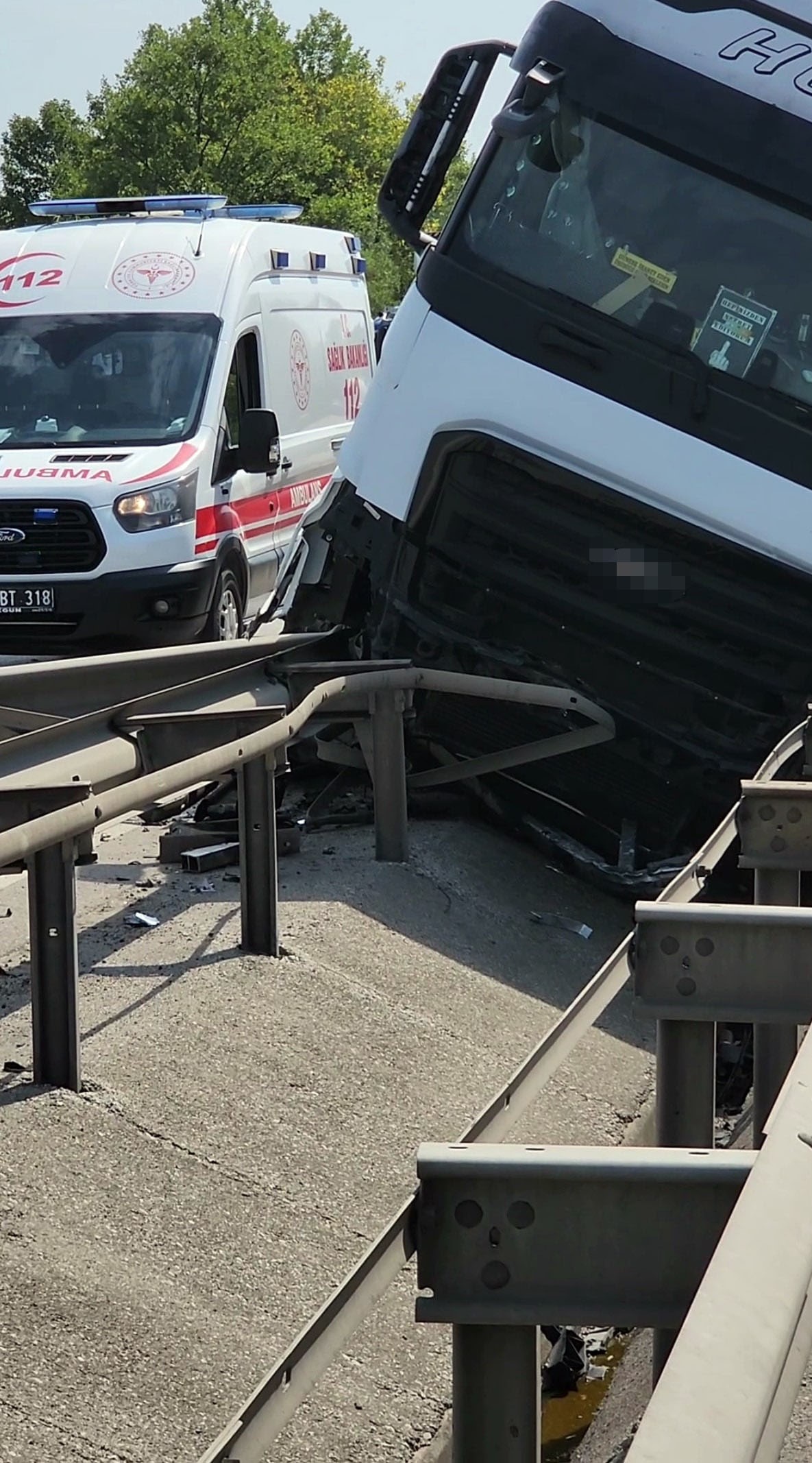 Kontrolden Çıkan Tır, Bariyerleri Yola Saçtı (3)
